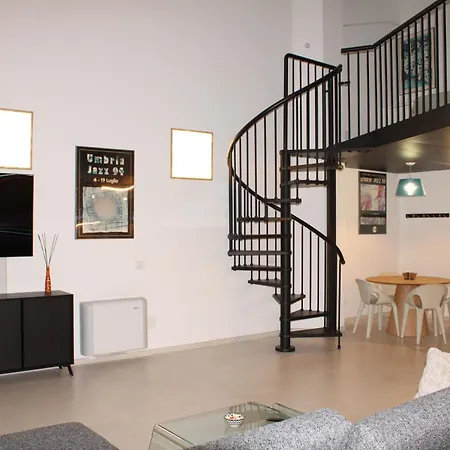 Space Loft - Close To M5 Subway - Free Parking - Sky & Netflix Tv