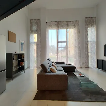 Space Loft - Close To M5 Subway - Free Parking - Sky & Netflix Tv